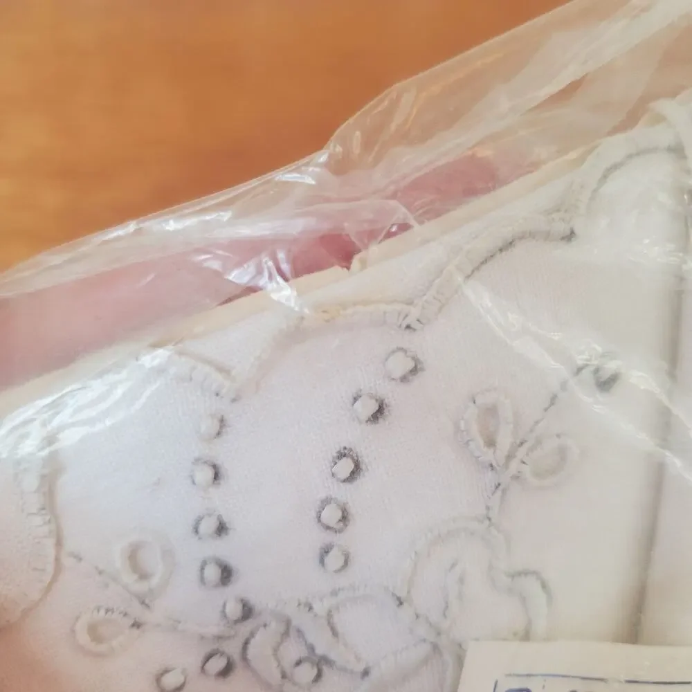 VTG Linbro Pure Linen Tea Napkins 4CT Hand Embroidered Scalloped Edge Floral